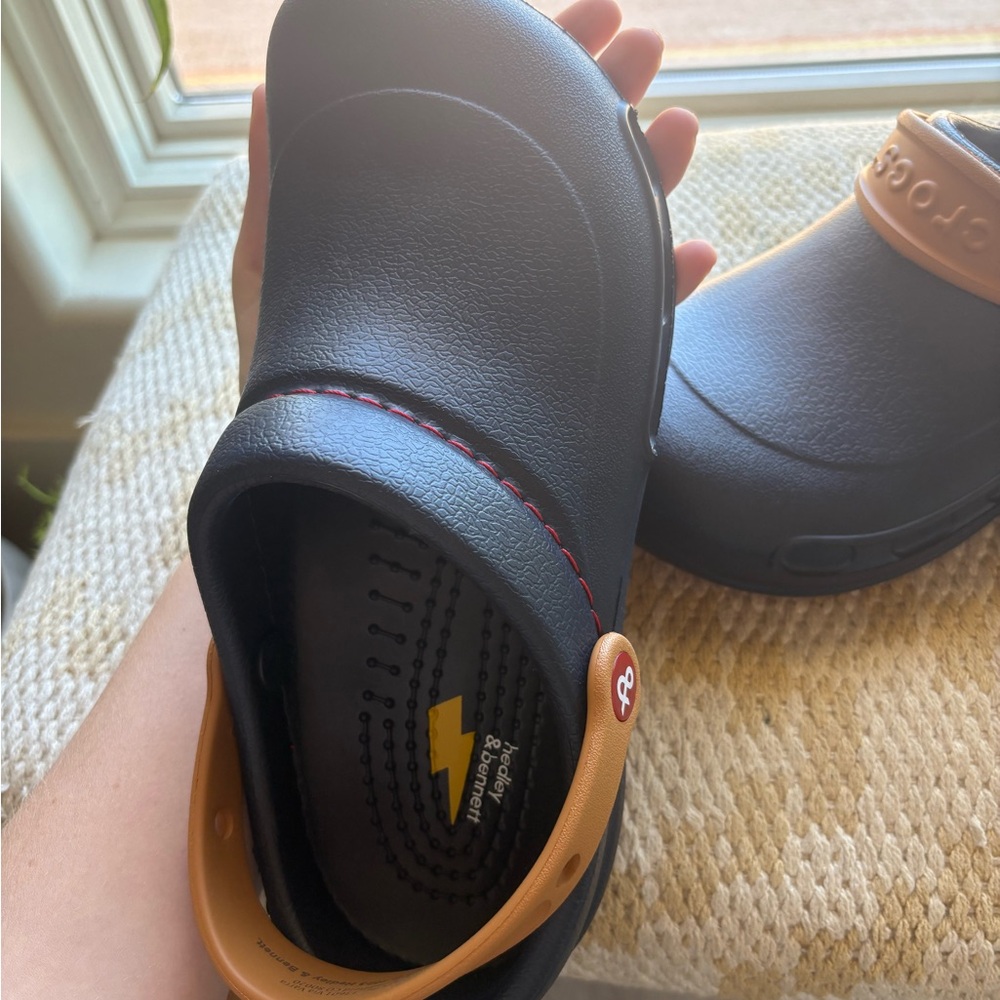 NWT Bistro Crocs Unisex Clog - Picture 4 of 9